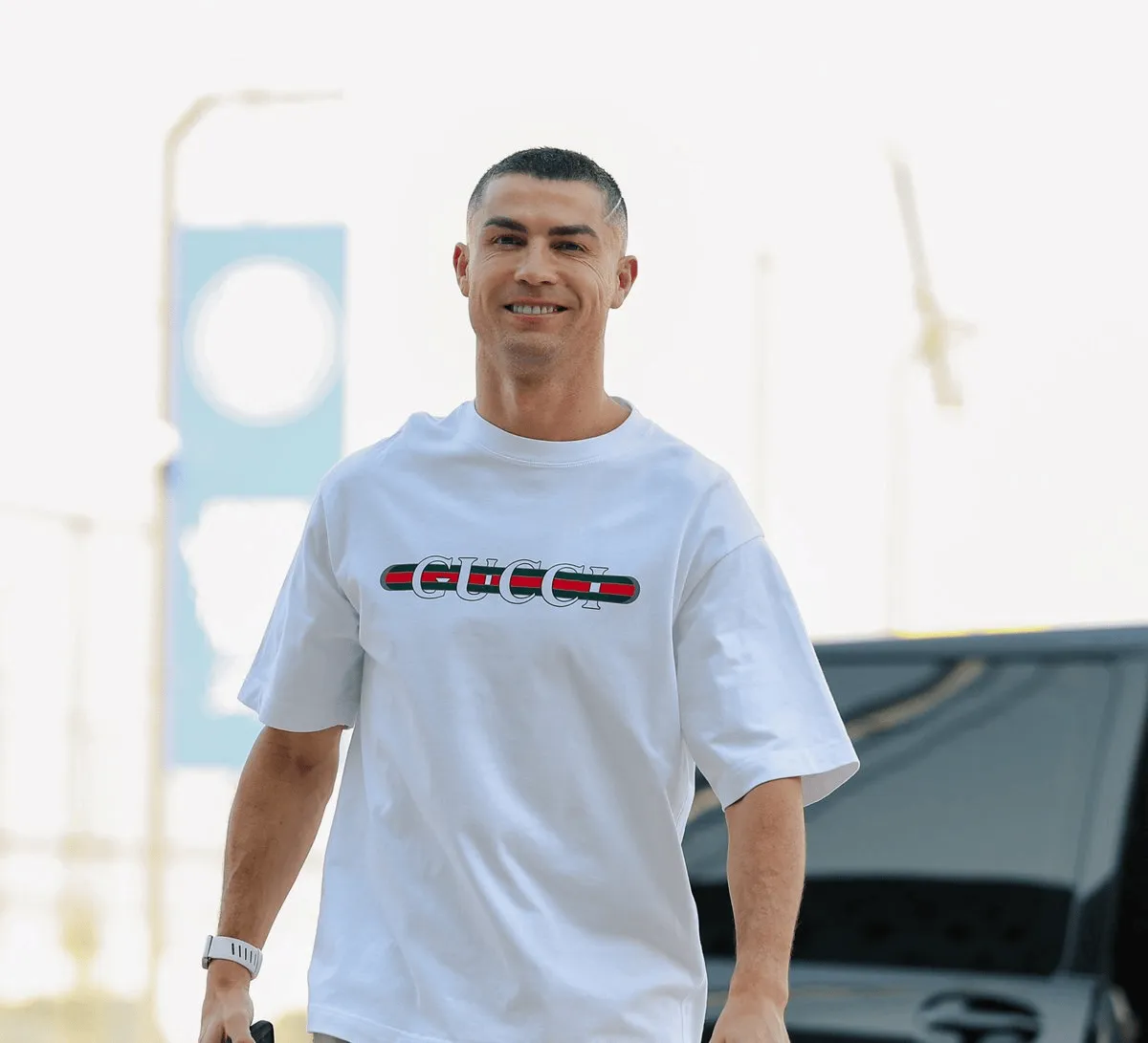利雅得胜利官方晒C罗回归照：GOAT，回到了利雅得