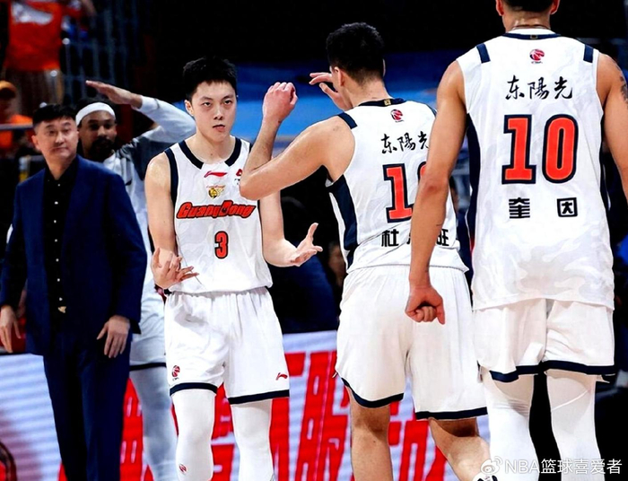 广东宏远教练席坐仨老臣，外援名单空一格引猜测