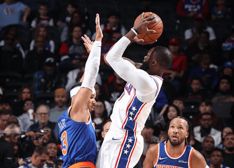 杰伦-布朗首节8中5砍下13分，NBA季前赛76人对阵尼克斯