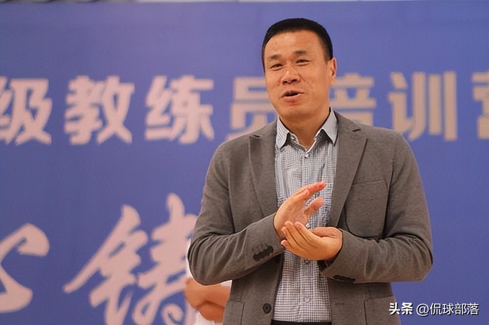 郭士强遭CBA俱乐部集体质疑,篮协通报隐去主帅姓名引热议