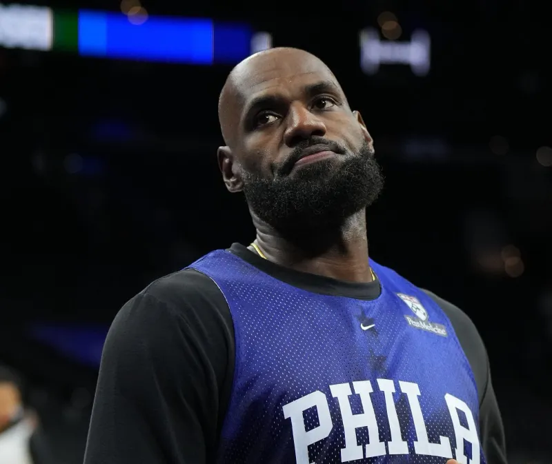 詹姆斯24年NBA生涯依旧最早抵达76人训练馆