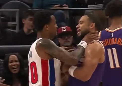 NBA季前赛爆发冲突！约翰-科林斯单手锁喉狄龙-布鲁克斯