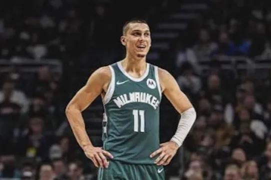 NBA季前赛：泰勒-希罗回防时险些扯掉爱德华兹球裤