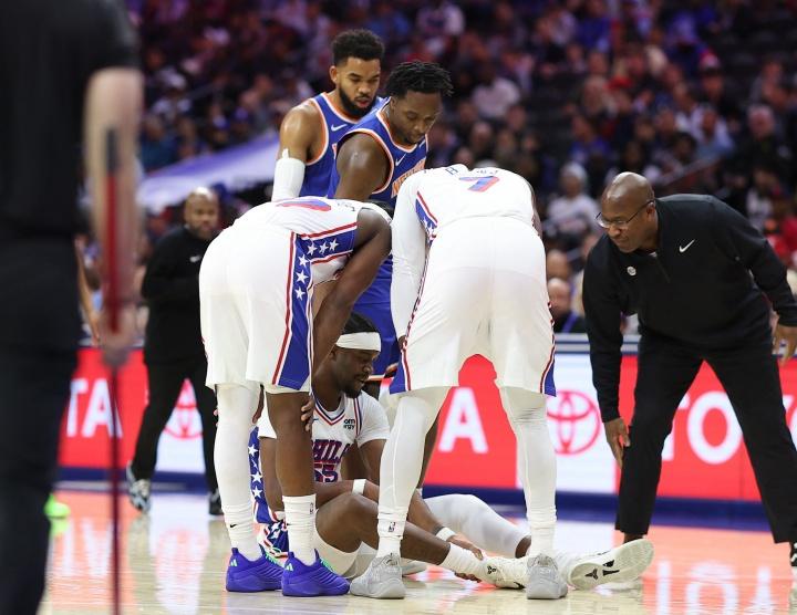 NBA季前赛76人120-97尼克斯 胡克波尔蒂跟腱伤退拄双拐