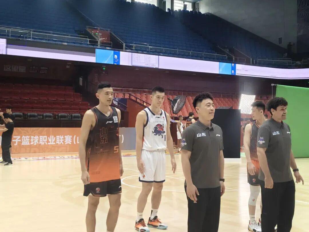 山东高速男篮新赛季球迷见面会举行，全新阵容亮相