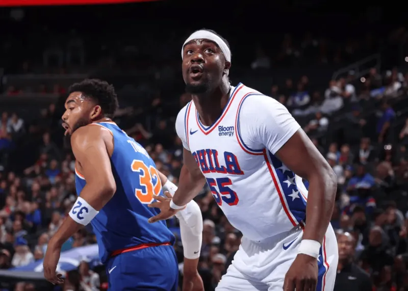NBA季前赛：胡克波尔蒂拄拐杖现身76人队内