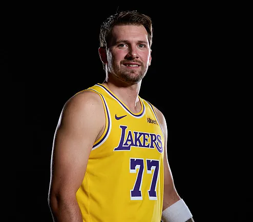 NBA季前赛湖人对阵国王 东契奇与新队友重返赛场
