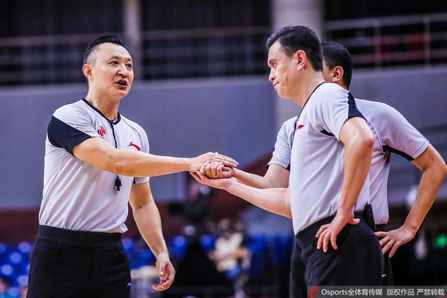 国际篮联裁判委员会质疑CBA裁判：你们连规则书都不看吗