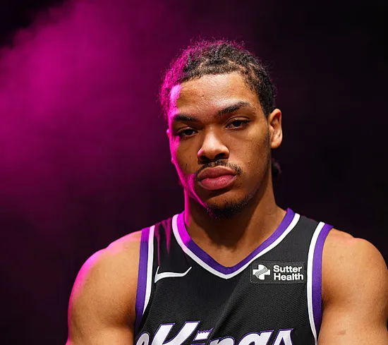 NBA季前赛湖人半场73-47领先，7号秀埃卡夫19分钟砍17分