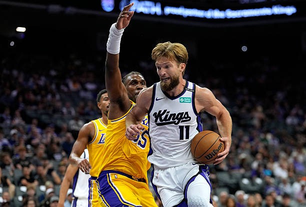 NBA季前赛萨博尼斯仅出战8分钟即5次犯规