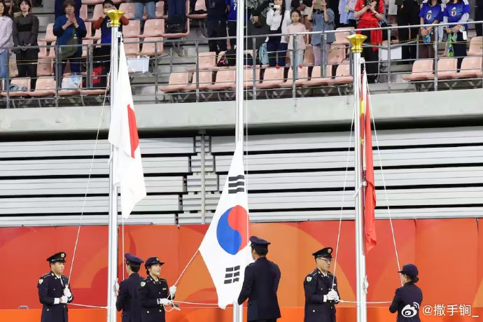 韩国国旗升旗失败引争议：队长怒斥或为故意