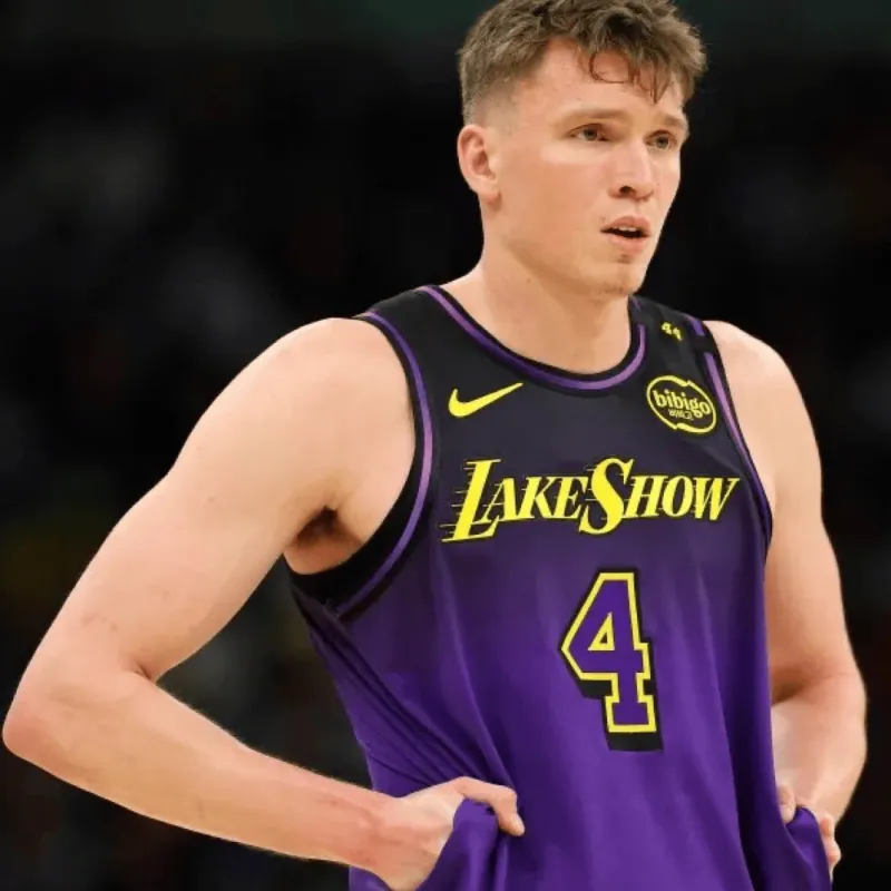NBA季前赛湖人83-55领先国王，克内克特遭媒体质疑