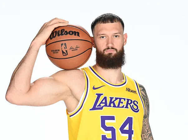 NBA季前赛湖人对阵国王 马穆凯拉什维利半场贡献6分4助攻
