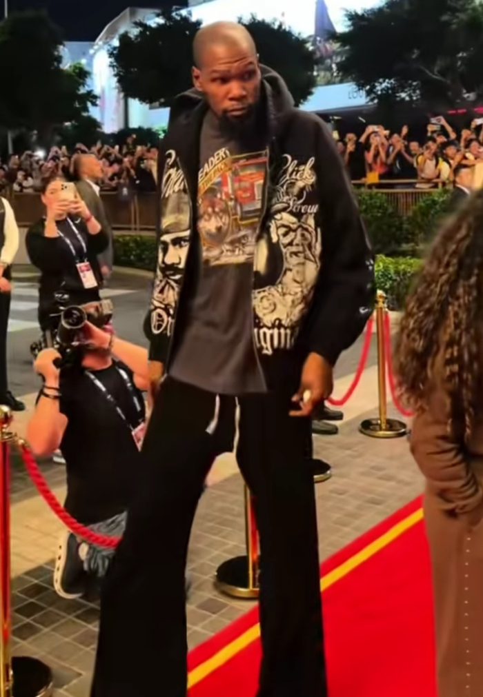 杜兰特现身澳门NBA季前赛，达拉斯独行侠队与休斯敦火箭队上演焦点对决