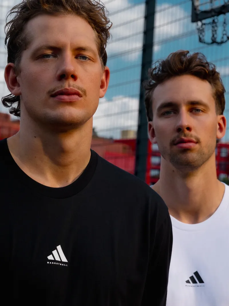 Adidas晒瓦格纳兄弟宣传照 篮网球员签2年1900万合同