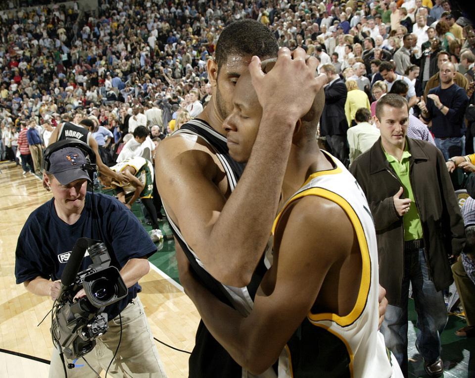 NBA官网：库里1.16亿美元续约勇士，历史地位再引热议