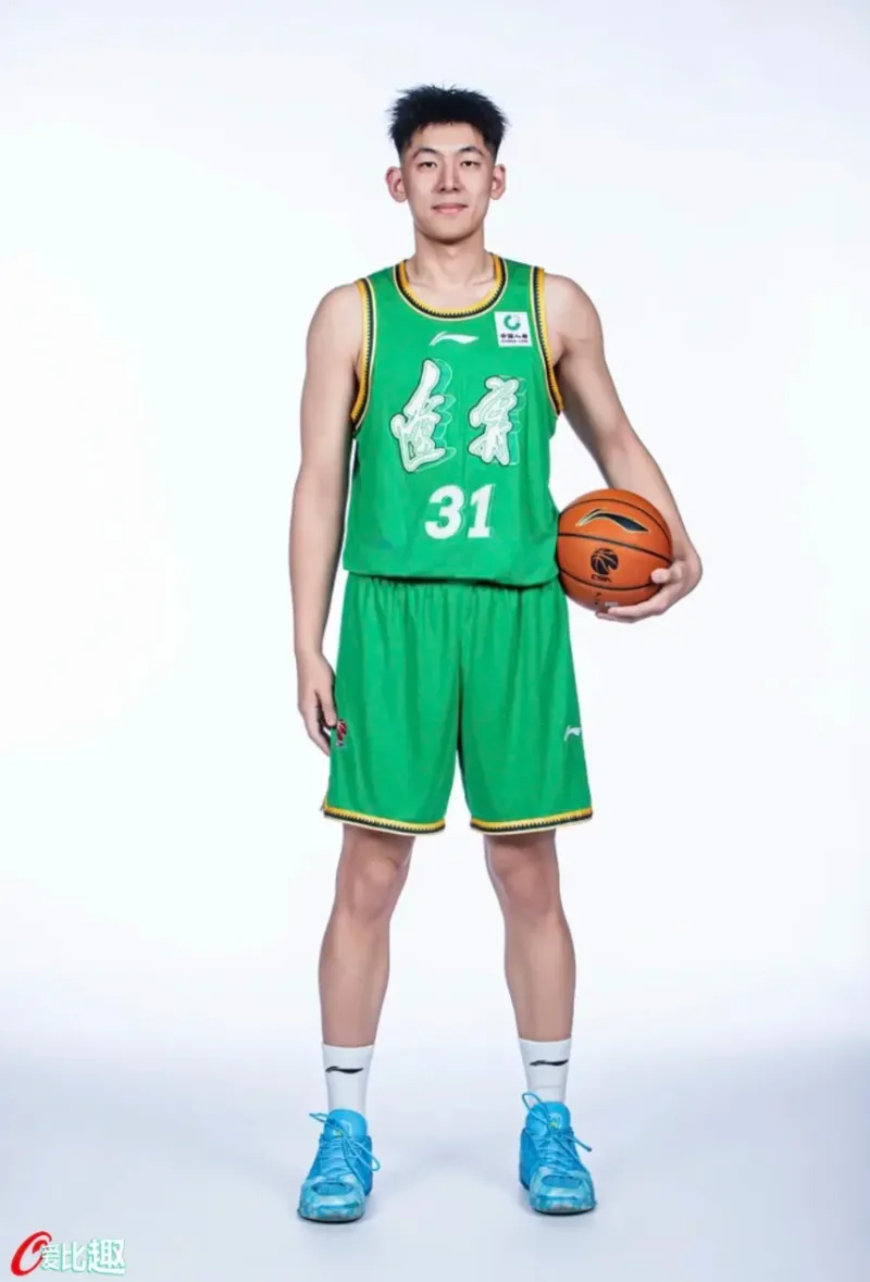 张陈治锋晒定妆照分享上赛季数据：出战36场场均4.2分