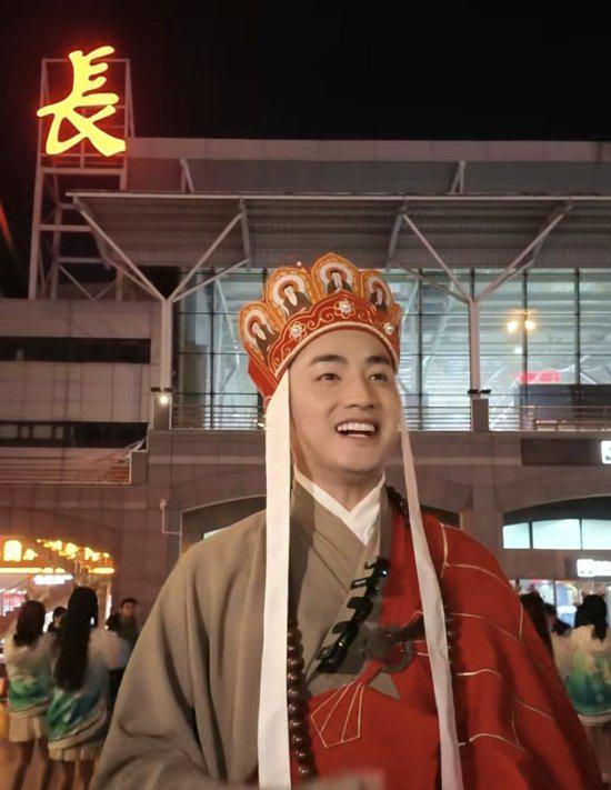 闫东为长春队献唱《东北超——热血长春》