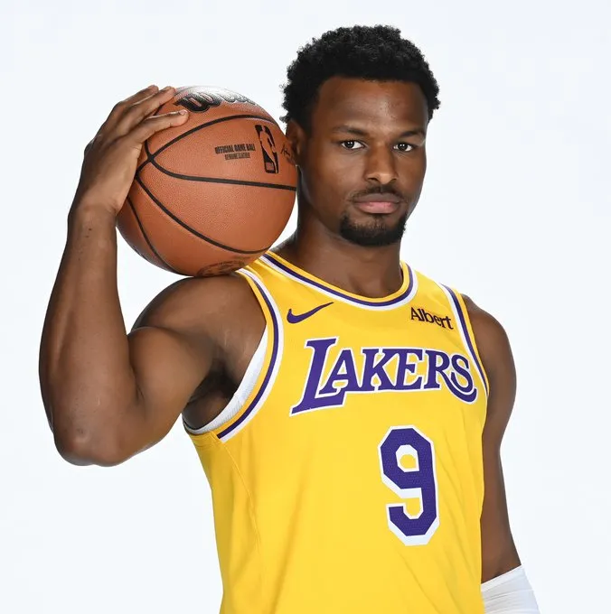 NBA官方为布朗尼-詹姆斯庆生，晒照祝福22岁生日