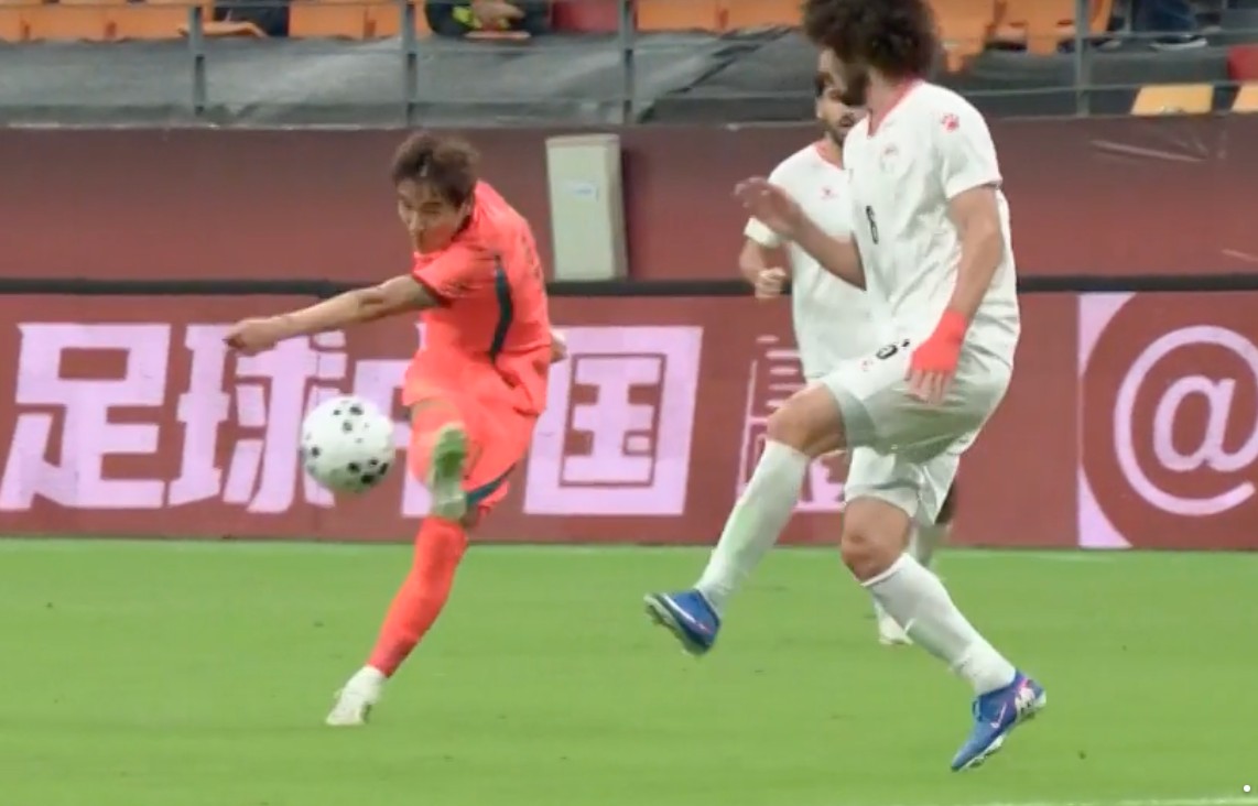 国足热身赛上半场0-0塔吉克斯坦，黄晟豪(U21)首发引争议