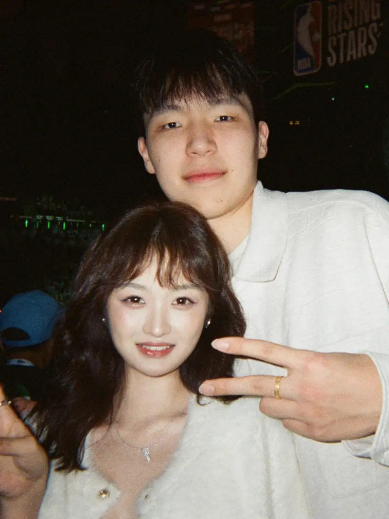 杨瀚森晒休赛期合照 与女友尽显甜蜜