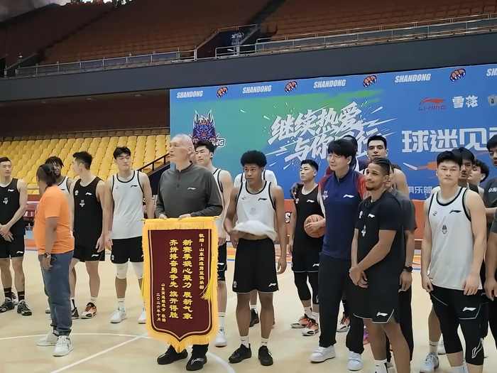 山东高速男篮新赛季球迷见面会开启，球队首次敞开大门迎球迷