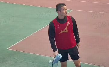 吉翔赛后喊话球迷体谅年轻球员遭回怼并扔喇叭