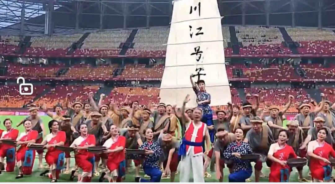国足0:1不敌塔吉克斯坦,号子哥艺术团助阵龙兴足球夜激情澎湃