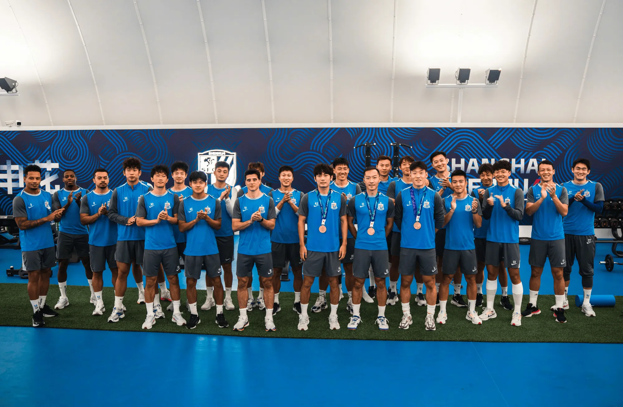 上海申花为吴曦、朱辰杰、杨皓宇举行欢迎仪式，祝贺亚运男足夺牌