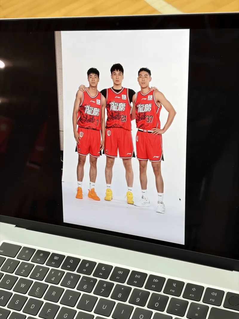杜智博社媒晒新赛季定妆照：这是一道填空题__，__，__
