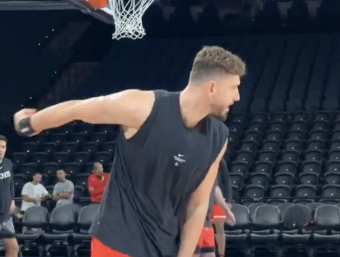 NBA晒申京阿门模仿约基奇神级穿三人背传至弱侧底线