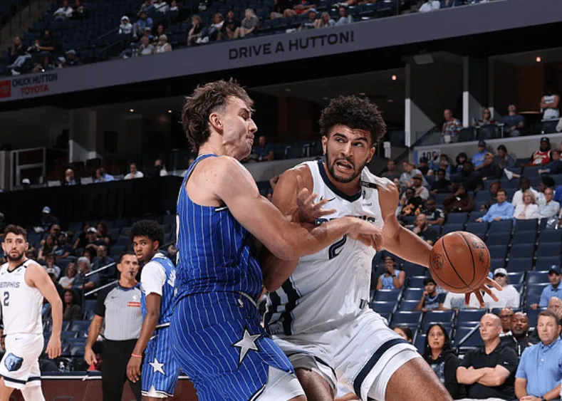 NBA季前赛：魔术半场64-61灰熊，班凯罗11分5助攻、布泽尔14分