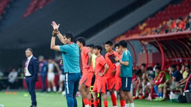 邵佳一执教中国男足遭遇热身赛三连败，外界呼吁给予耐心