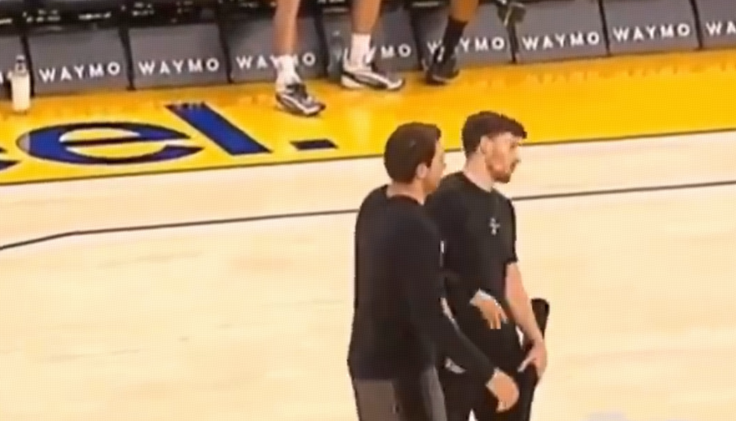 东契奇训练罚球时突然掌掴球童 湖人不敌勇士NBA季前赛