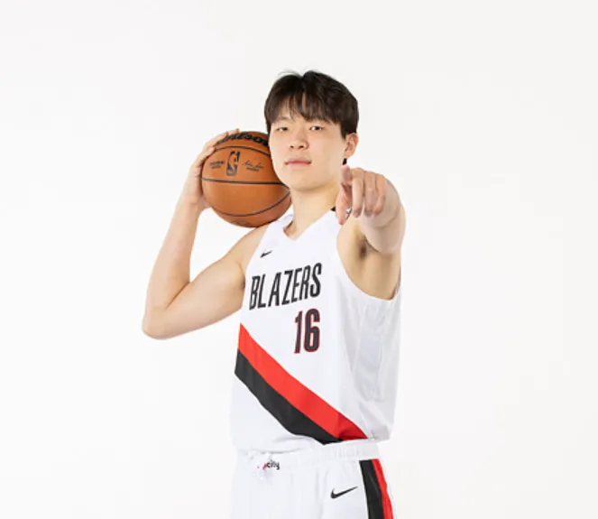 杨瀚森NBA季前赛首秀！第四节登场引发关注