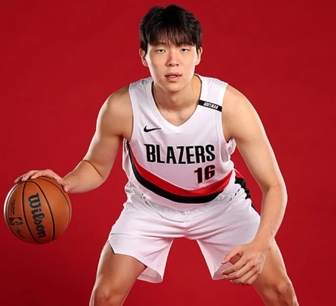 杨瀚森勾手命中2分,NBA季前赛勇士对阵开拓者
