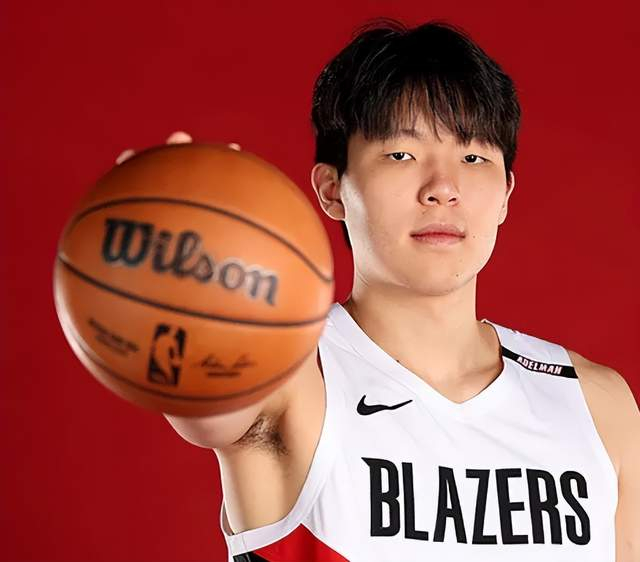 杨瀚森季前赛末节登场，防守进步明显，进攻端表现亮眼