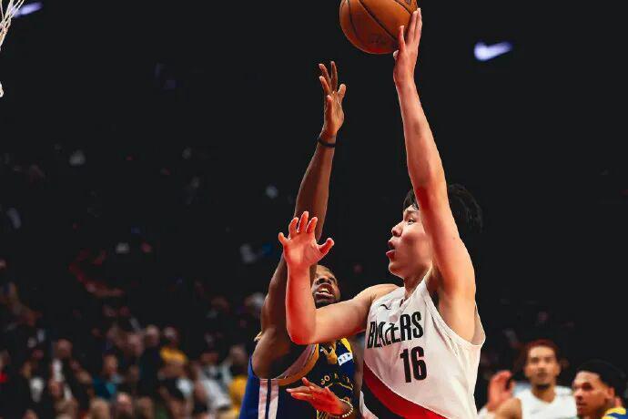 杨瀚森NBA季前赛首秀，末节连得6分助开拓者力克勇士