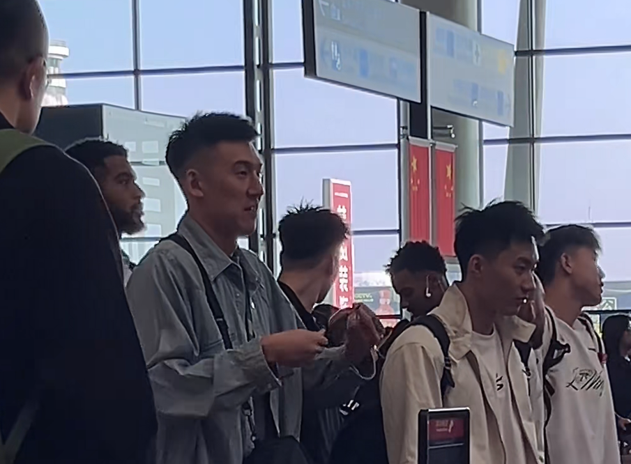 辽宁队启程季前赛 赵继伟随队库珀亮相