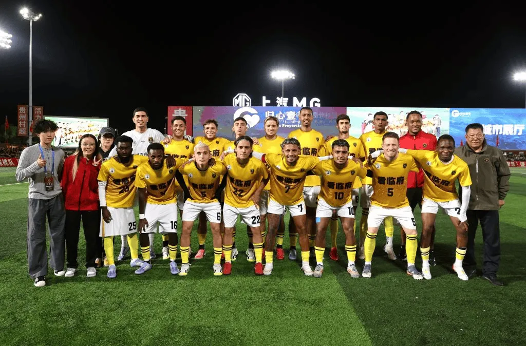 巴西球队Galáticos Football Club夺得中国村超国际赛冠军，17人中13人为巴西人