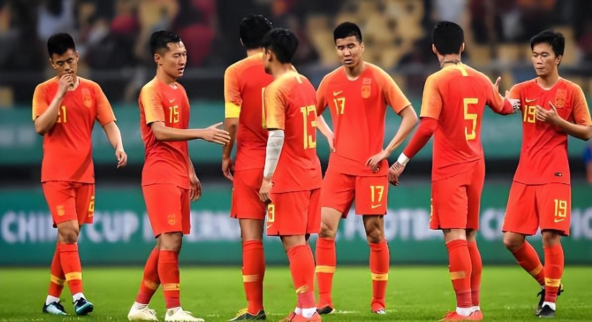 国足1球不敌塔吉克斯坦，刘殿座失误引热议