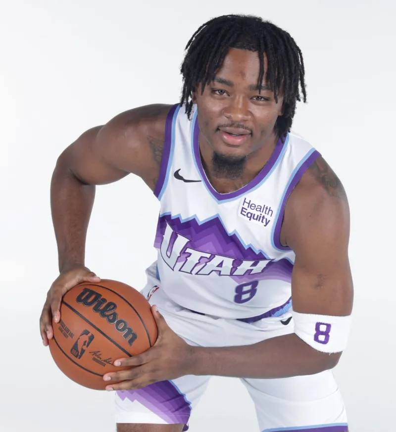NBA官方晒照为爵士球员以赛亚-科利尔庆生
