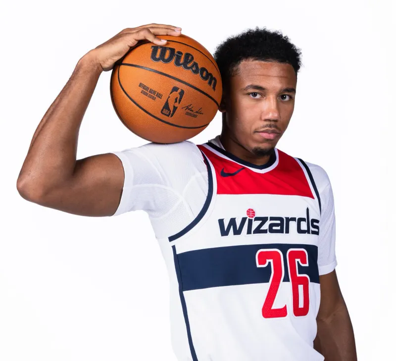NBA官方晒照为奇才球员里斯-比克曼庆生