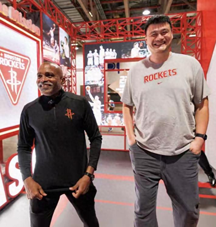 姚明正式上任NBA中国赛推广大使，携手火箭老队友莫布里亮相澳门