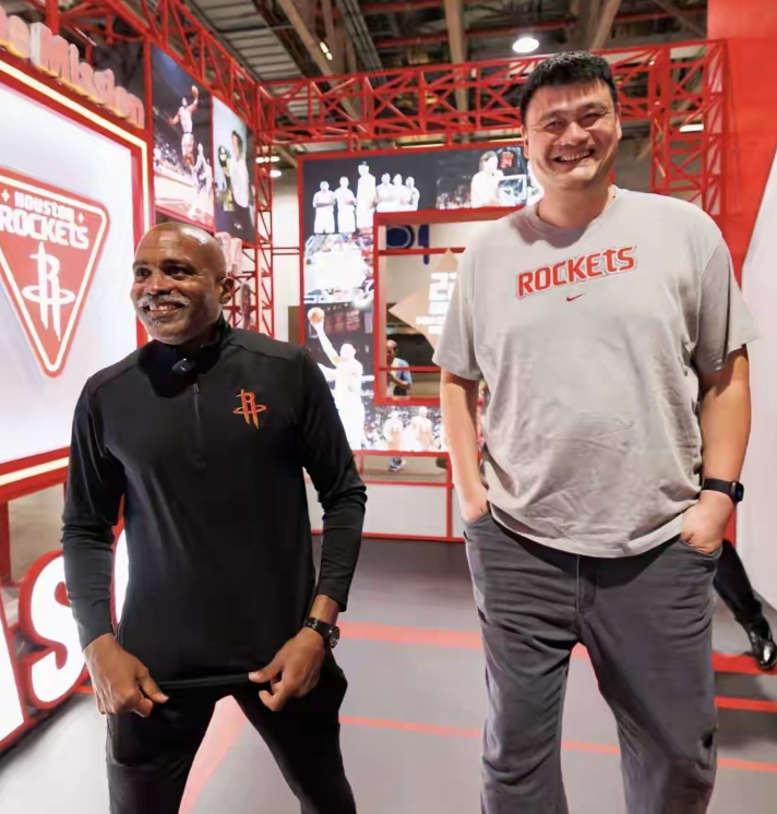 姚明抵达澳门正式上任NBA中国赛推广大使，携手火箭老队友莫布里