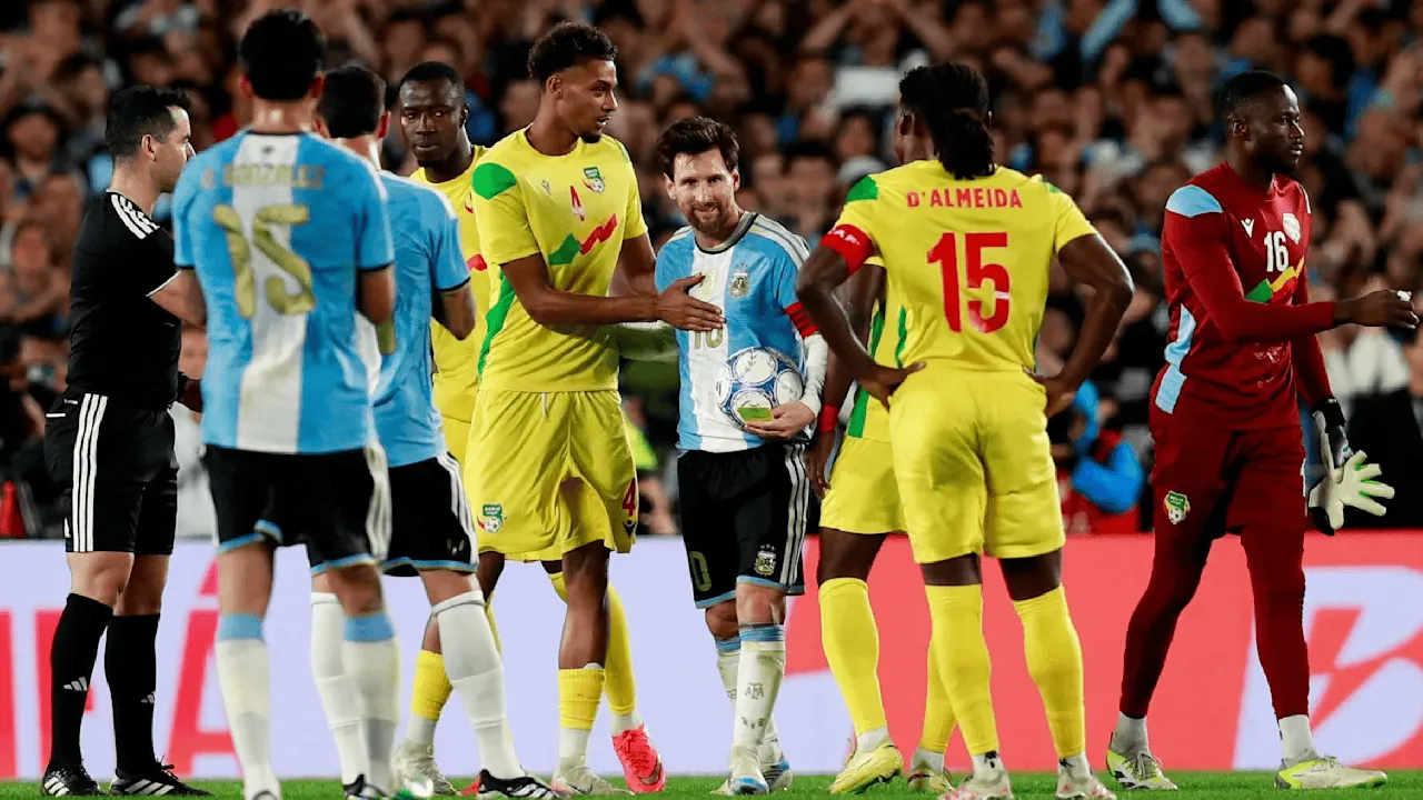 贝宁国脚阿马杜：与梅西同场竞技如置身FIFA游戏，85000人见证告别赛