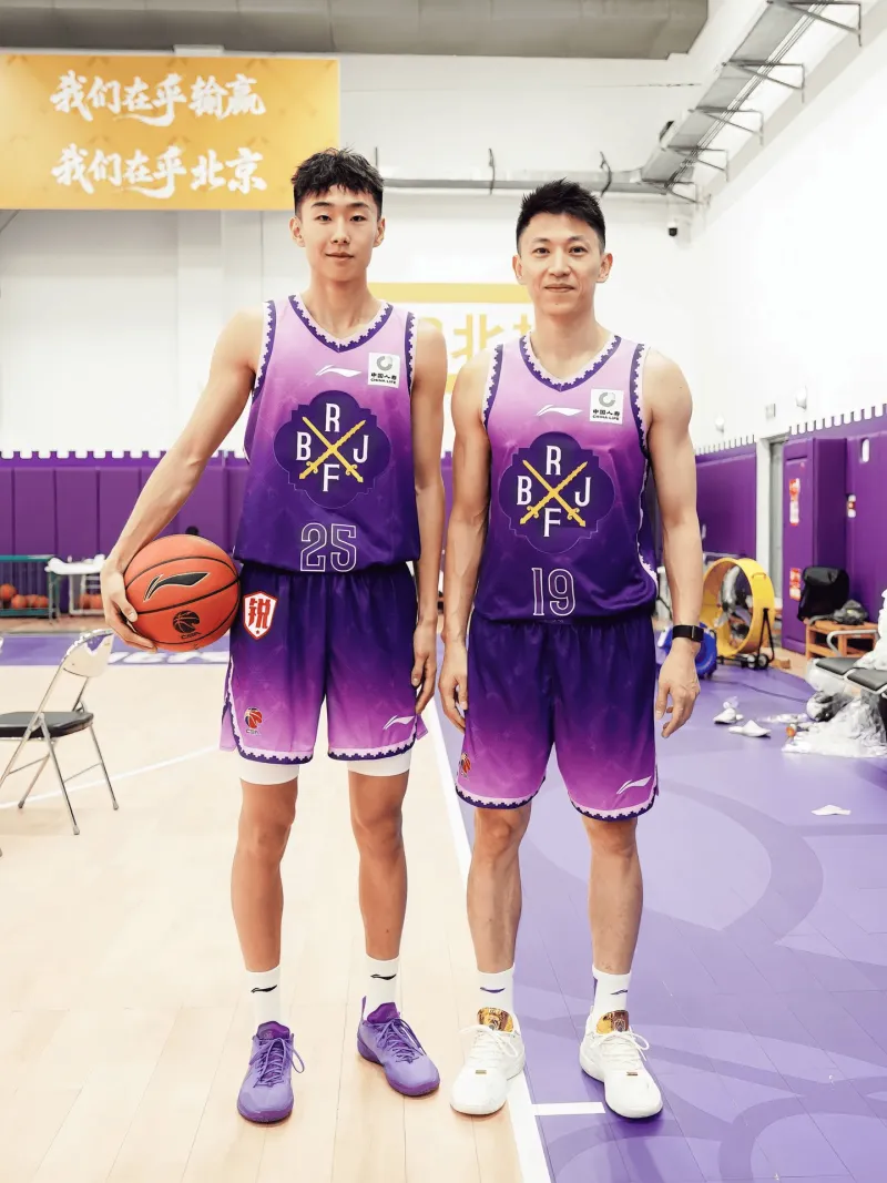 顾晋维晒照：十年前隔着屏幕仰望的人，十年后站在我身前，成了带我向前的导师
