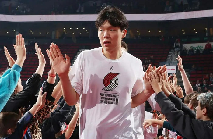 杨瀚森NBA二年级首秀：末节12分钟砍6分4助1断