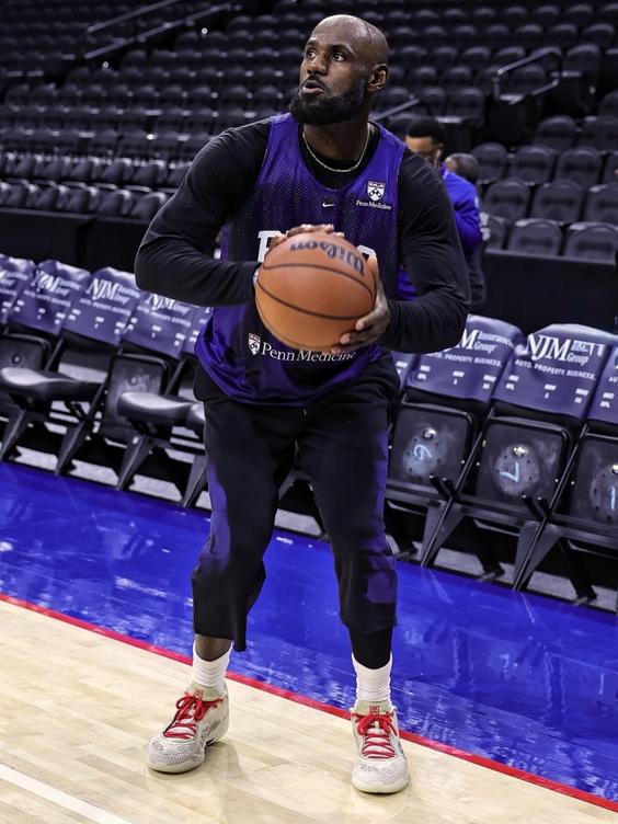 ESPN记者:詹姆斯左脚和腰伤已多年,76人队称其不会成为重大伤病隐患