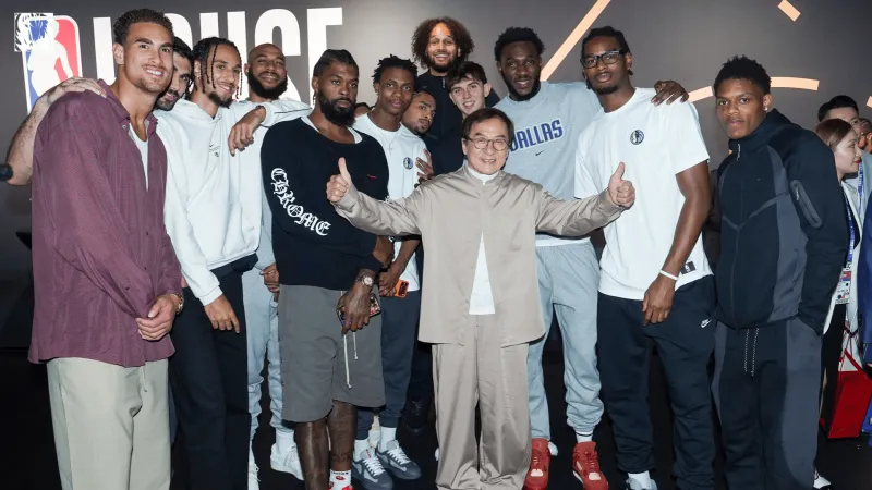 独行侠晒多位球员与成龙合影照：能与他拍照真是太棒了